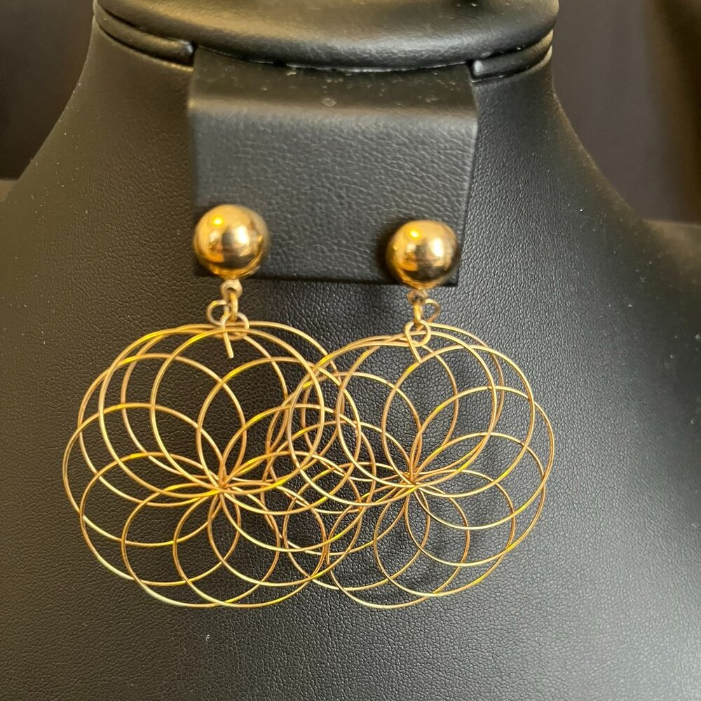 Vintage Avon Geometric Circles Earrings – Lightweight Gold‑Tone Statement Studs